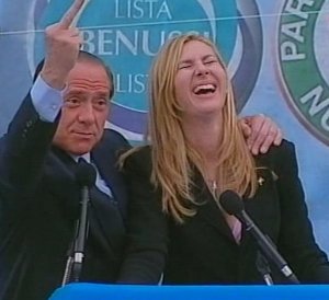 berlusconi_dito-medio.jpg